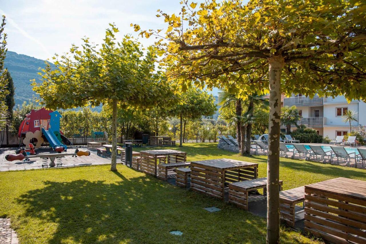 4 Limoni Apartment Resort ริวาเดลการ์ดา ภายนอก รูปภาพ